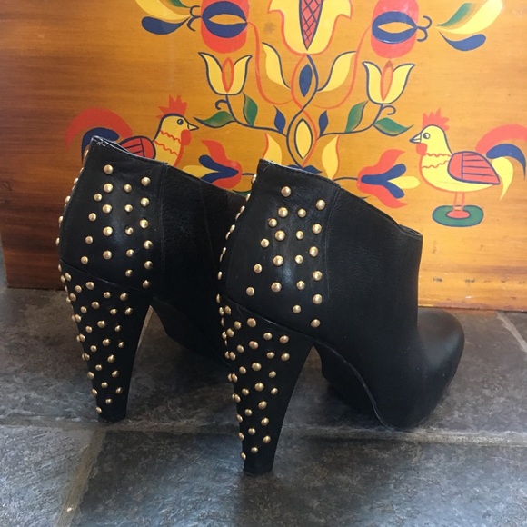 Steve Madden Clubbing Studded Heeled Booties Sz 6 - Picture 3 of 8
